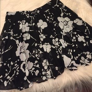 INC BLACK AND WHITE MINI  FLORAL SKIRT Size Xl‎
